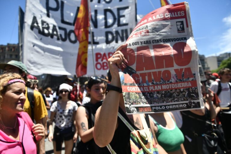 Argentina. Contro il piano-motosega e contro lo stato di assedio permanente del governo Milei: verso lo sciopero generale del 24 gennaio – Prensa obrera (italiano – español)