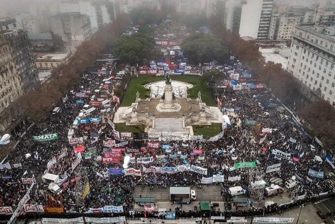 Argentina: la burocrazia sindacale aiuta Milei ad approvare la Legge-Base (da Prensa Obrera)