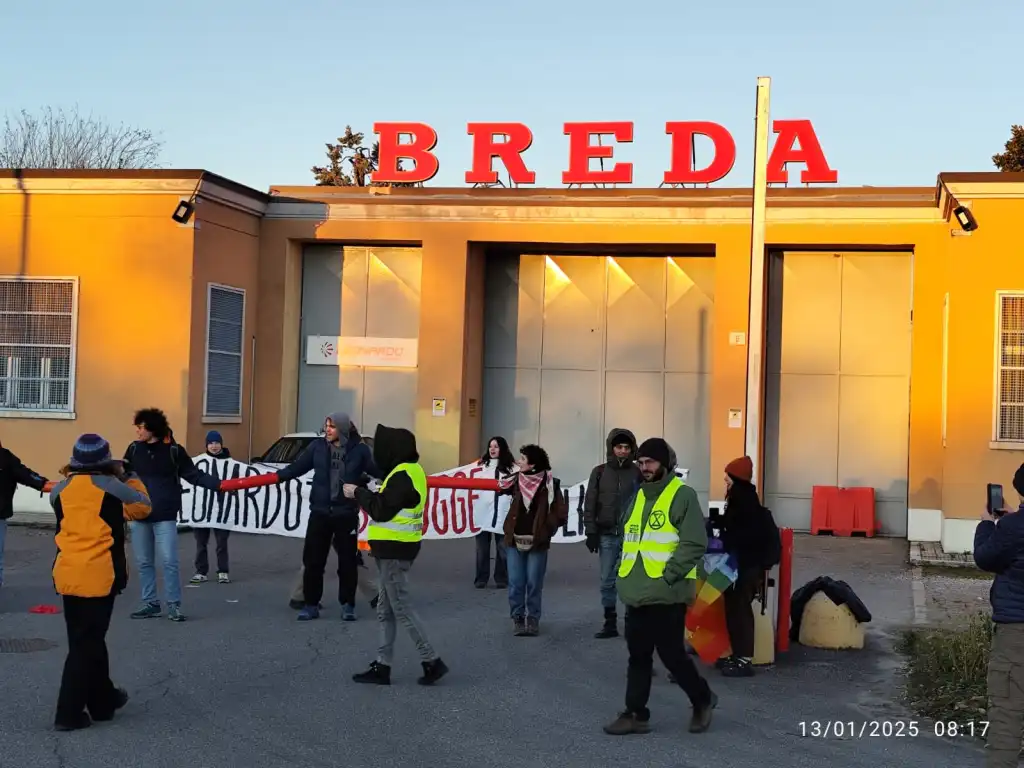 Brescia, bloccata la Leonardo da militanti di Extinction Rebellion, Palestina libera e Ultima generazione. Abusi contro le/i dimostranti in questura