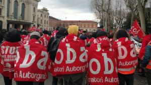 Napoli: la polizia attacca il picchetto operaio alla GLS e ferma il coordinatore provinciale del SI Cobas, Peppe D’Alesio