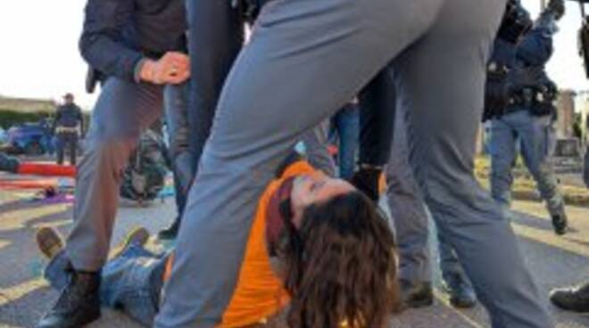 Intimidire e umiliare le militanti, da Genova 2001 a Brescia 2025 – Comitato 23 settembre