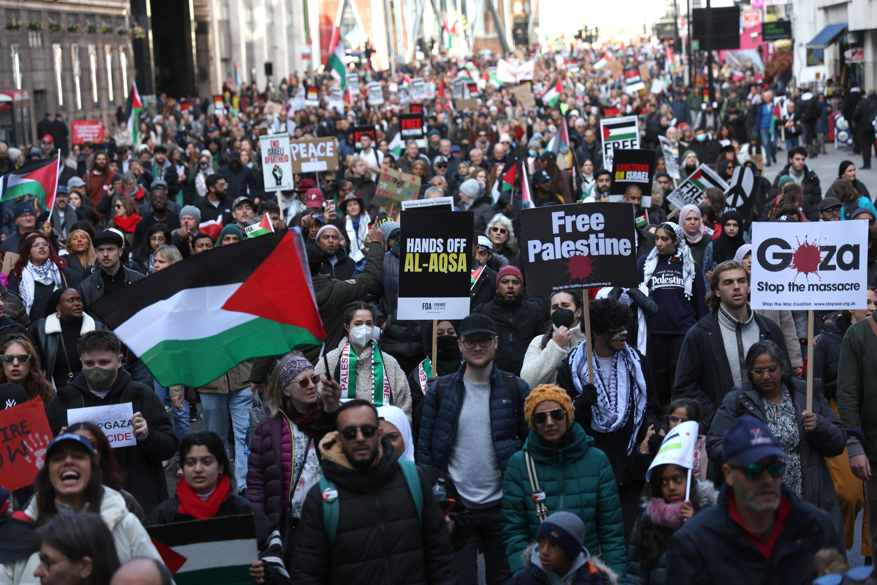 A Londra e all’Aja, enormi dimostrazioni per la Palestina, contro i governi complici del massacro sionista (video)