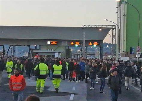 Trieste, domani 4 giugno, presenza solidale in tribunale per i processati per lo sgombero del porto (ore 15.15, Foro Ulpiano)