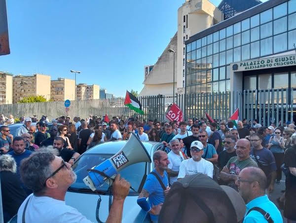 Una grande giornata di solidarietà in Italia e dall’estero ai disoccupati organizzati di Napoli colpiti dal governo Meloni e dalle istituzioni (Italiano – English)