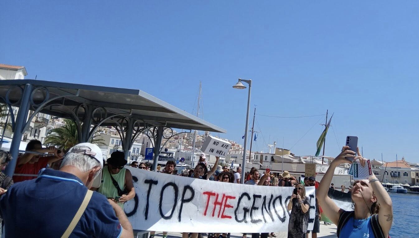 Nell’isola di Syros (Grecia) una manifestazione respinge una nave da crociera israeliana (Italiano – English)