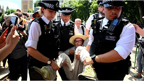 Oltre 530 arresti a Londra, solidali con Palestine Action – a proposito di democrazie reali (per il genocidio)