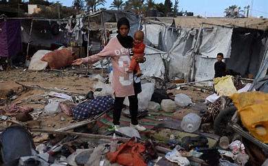 La pace di Trump-Netanyahu a Gaza: 104 palestinesi assassinati in un giorno, la metà bambini…