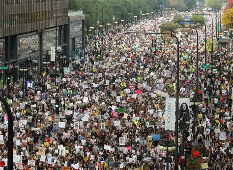Stati Uniti: a milioni nelle piazze contro Trump. Il “nemico interno” comincia a muoversi, ma ha ancora tanta strada da fare.