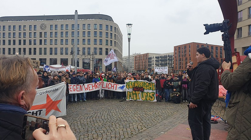 Germania: decine di migliaia di giovani in piazza contro la leva obbligatoria e la guerra