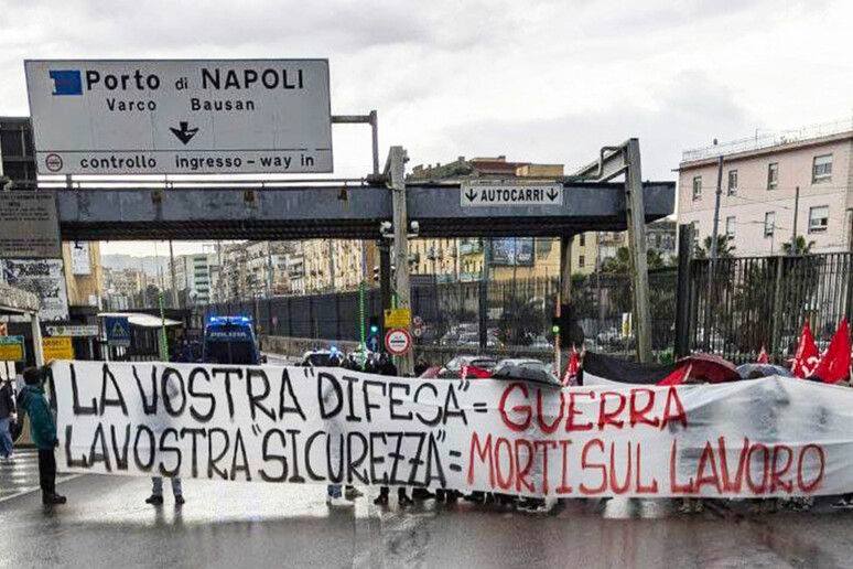 Nei porti di Napoli e Salerno licenziamenti e rappresaglie contro iscritti e delegati del SI Cobas