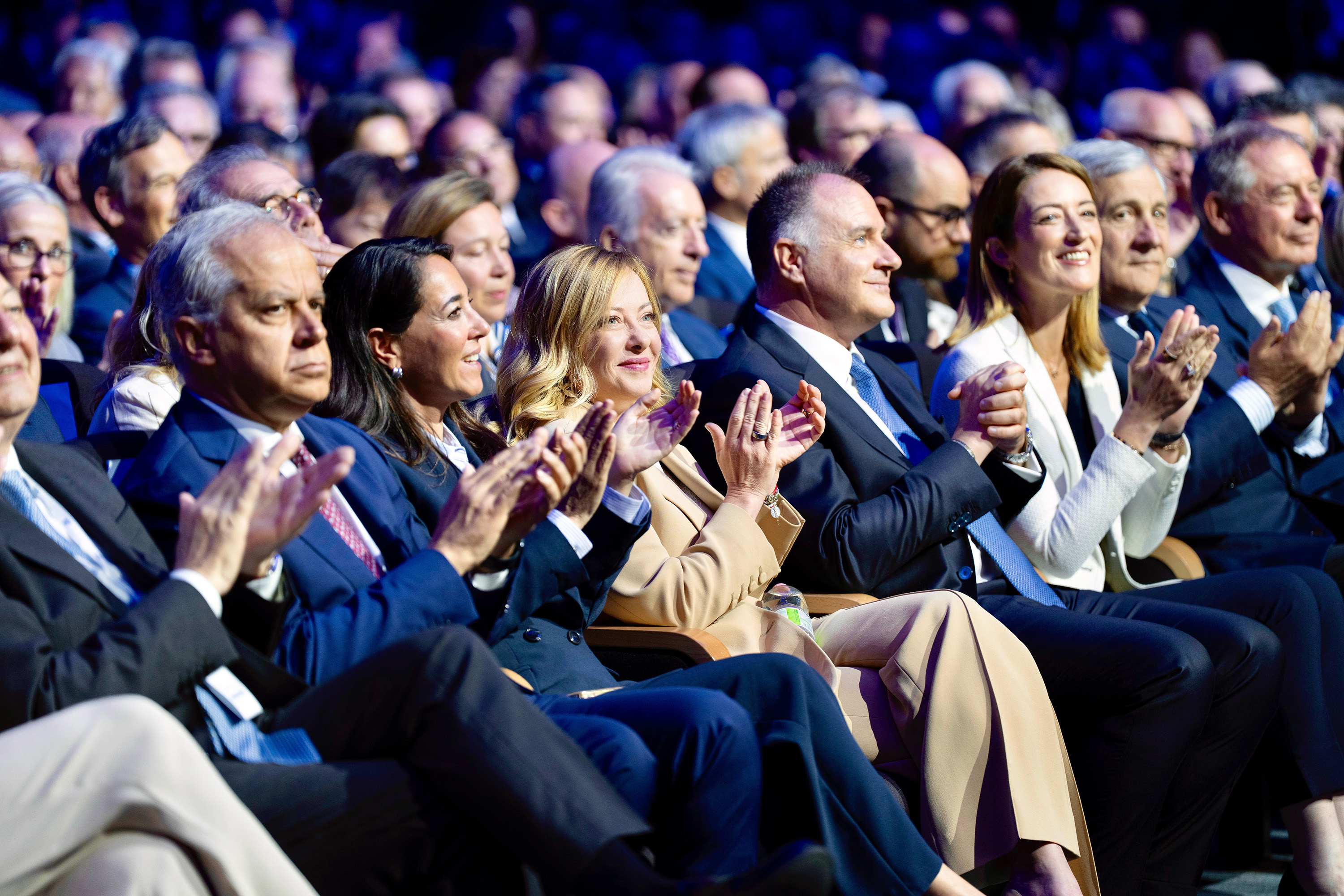 L’ovazione di Confindustria a Meloni